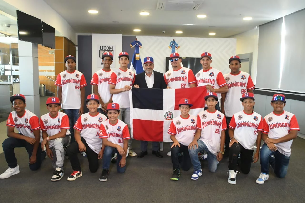 Noboa entrega bandera equipo RD irá a Clasificatorio Serie Mundial Cal Ripken