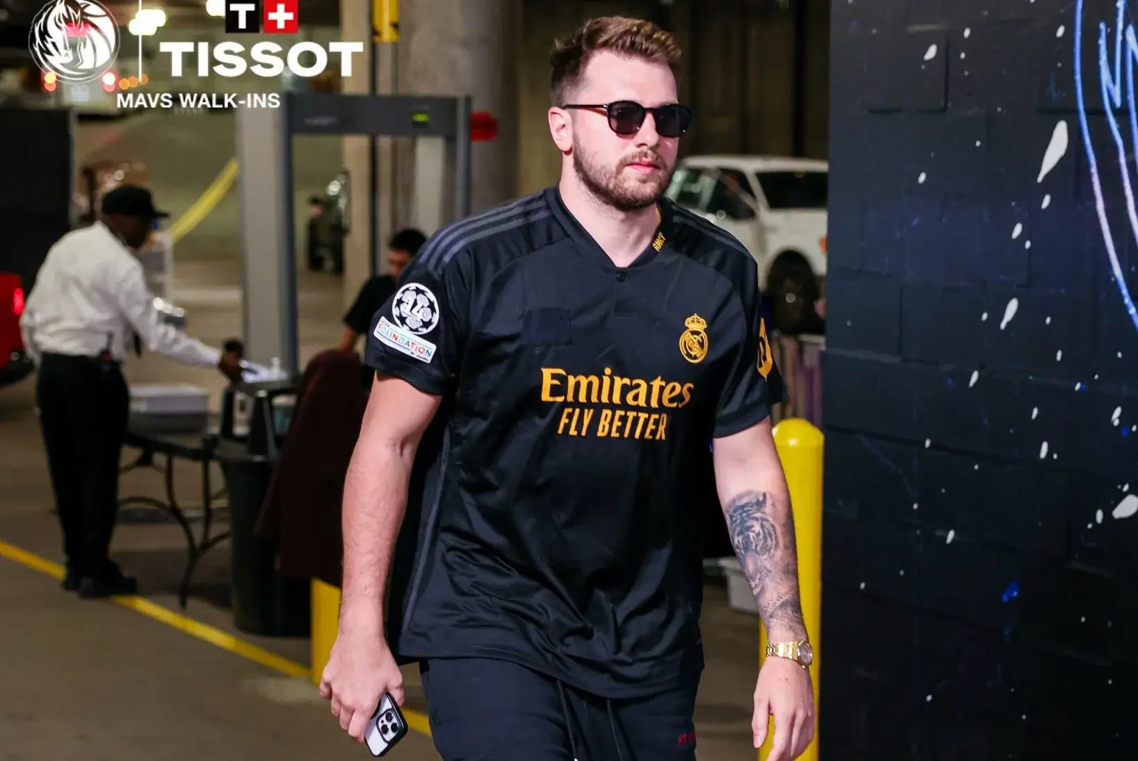 Luka Doncic llega vestido del Real Madrid al partido Mavericks-Suns