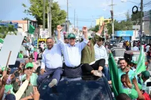 Leonel recorre municipios de la región Este en apoyo a candidatos Fuerza del Pueblo