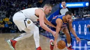 Jokic logra su tercer triple-doble consecutivo para ayudar a los Nuggets a vencer a los Warriors