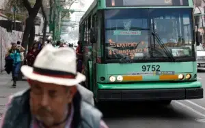 Los latinoamericanos pasan 25 días del año en el transporte, según un estudio