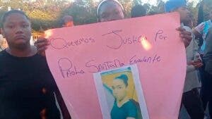 «No es posible que nadie haya escuchado nada, queremos respuestas», familiares sepultan restos de Paula Santana