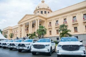 Gobierno entrega 47 camionetas a instituciones de rescate y seguridad