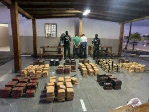 Arrestan dos individuos e interceptan lancha con 612 paquetes presumiblemente marihuana y cocaína