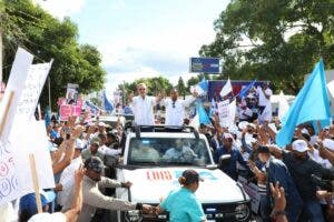 Abinader moviliza seguidores por Fantino en caravana sin precedentes