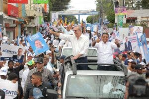 Abinader encabeza caravana en Los Alcarrizos en apoyo a los candidatos municipales