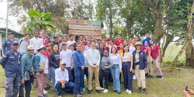 Embajador de Japón visita la Reserva Científica Loma Quita Espuela