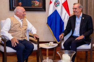 Abinader recibe al jefe de la Misión de la OEA y otros observadores electorales