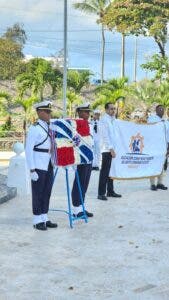 Constructores de SDE depositan ofrenda floral por 180 Aniversario de la Independencia