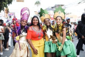 Leyvi Bautista lleva alegría al carnaval de Herrera con una «cueva tarima»