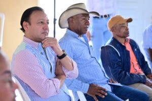 Ganaderos de Monte Plata encomiendan a Abel Martínez rescatar el campo