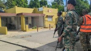 Militares acordonan mercado de Dajabón tras amenaza de Sonia Mateo de encadenarse otra vez