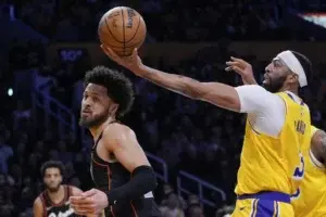 LeBron y Davis lideran a los Lakers superando a los Pistons y logran quinta victoria en seis juegos