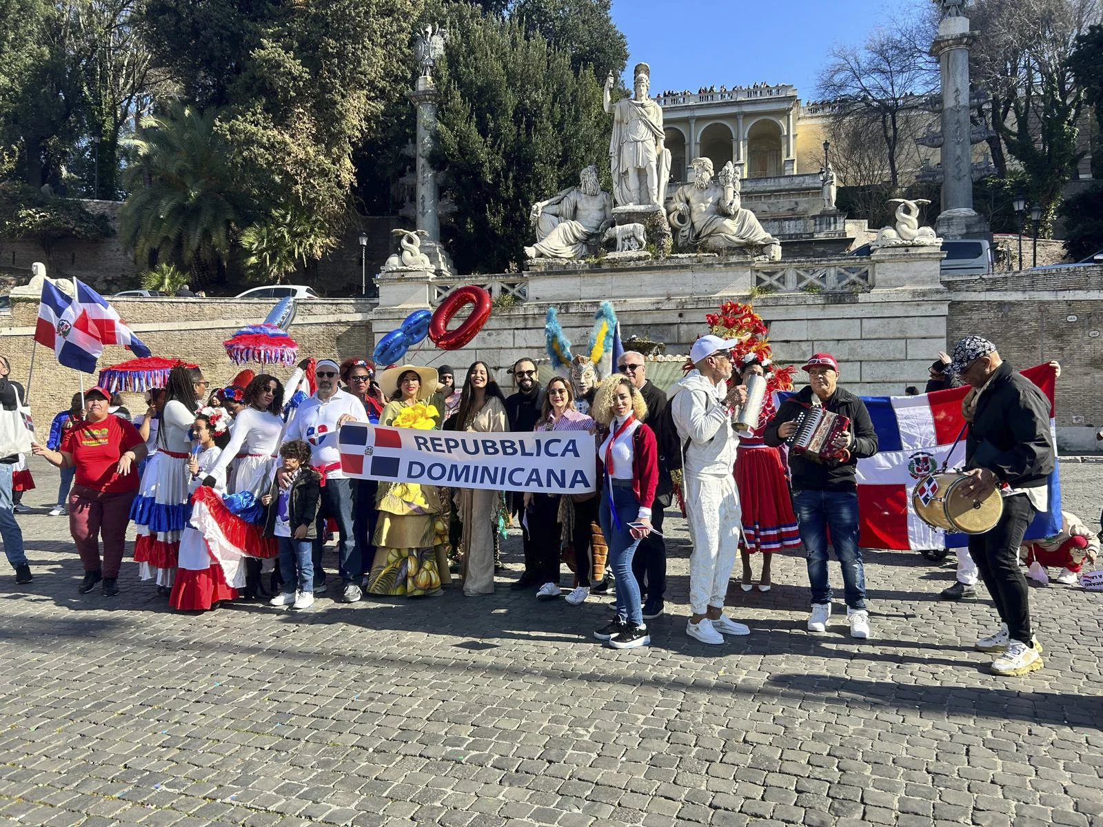 Decenas de dominicanos desfilan en Roma para celebrar los 180 años de la Independencia