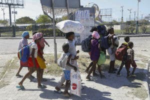 Centenares de desplazados haitianos huyen de la guerra entre bandas