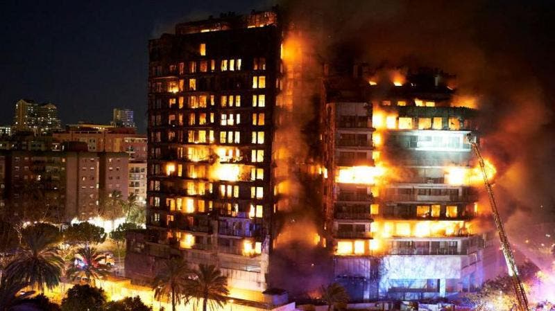 Las imágenes del enorme incendio en un edificio de viviendas en la ciudad española de Valencia