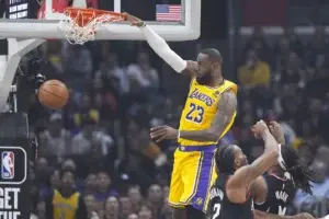 LeBron anota 34 puntos y lidera la remontada de los Lakers