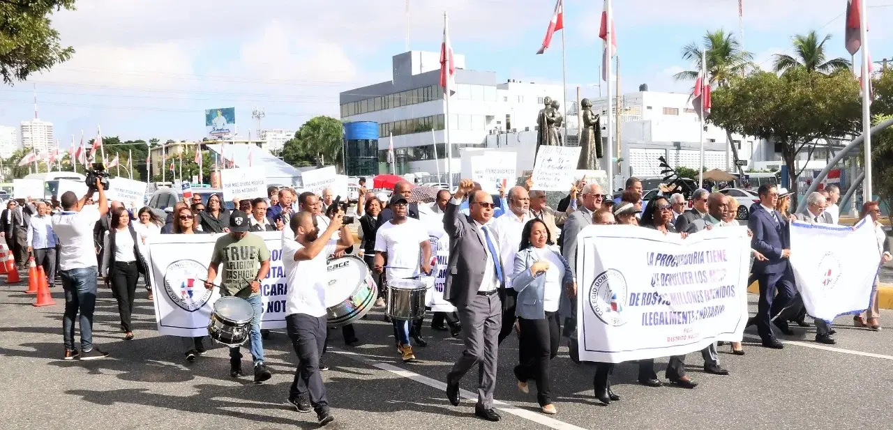 Miembros Colegio Notarios marchan en reclamo retención fondos en Procuraduría