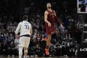 Histórica canasta de Max Strus dio victoria a Cavs; Bucks logran tercera victoria consecutiva