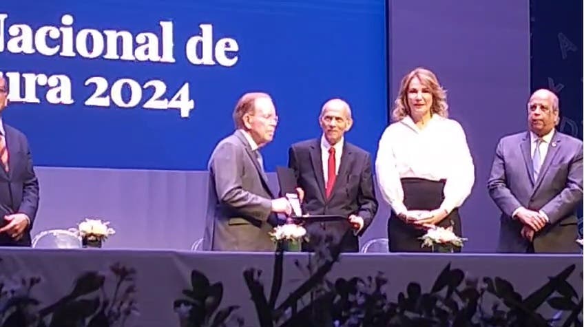 Juan Carlos Mieses recibe el Premio Nacional de Literatura  2024