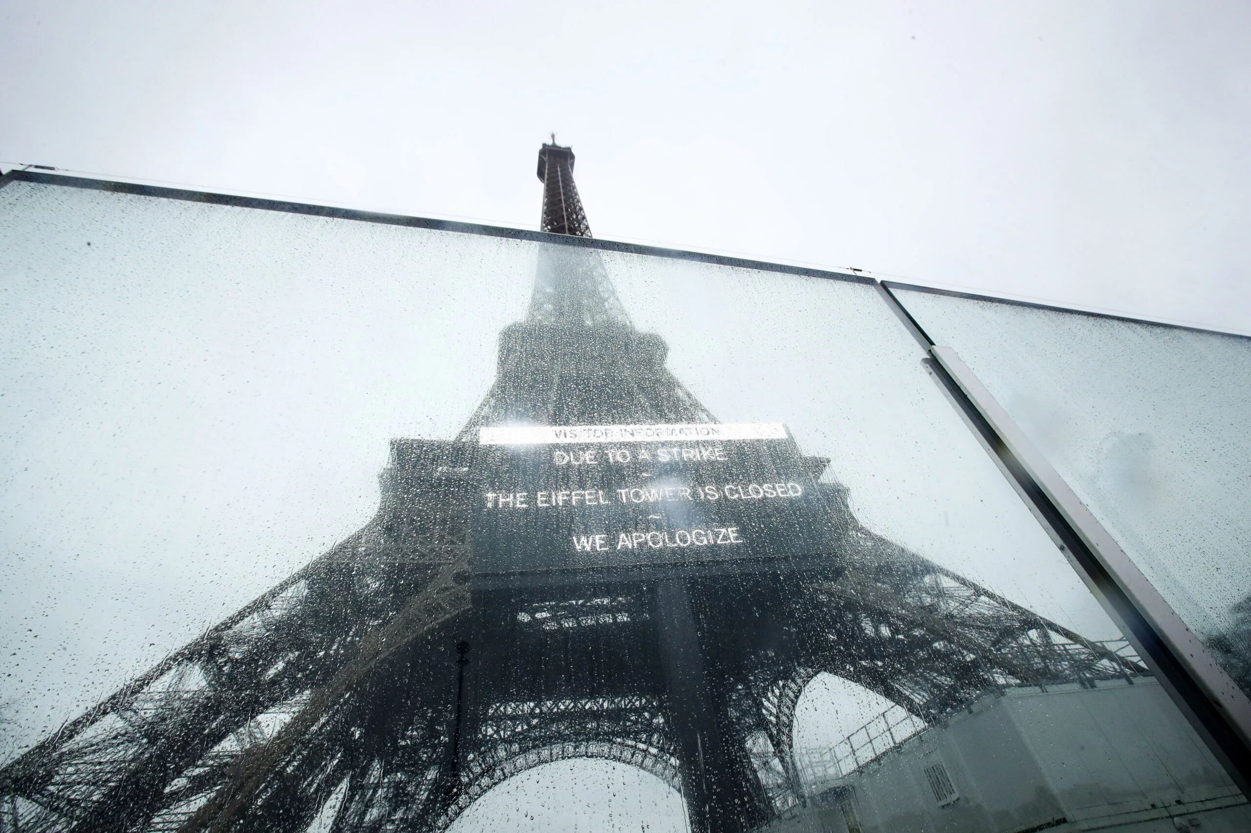 Los sindicatos denuncian el mal estado de la Torre Eiffel en el cuarto día de huelga