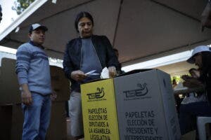 Abren los centros de votación para las legislativas y presidenciales en El Salvador