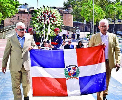 Comunidad china deposita ofrenda floral en Altar Patria