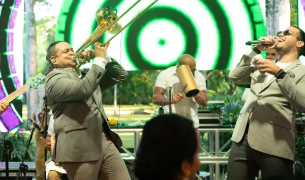 Patricio Bonilla y La Banda durante su debut en el programa Divertido con Jochy.