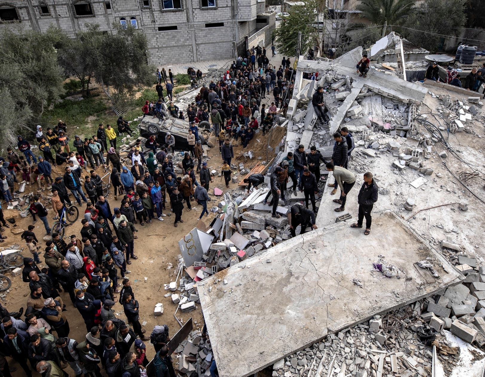 Ejército israelí mata civiles mientras esperan alimentos en una fila