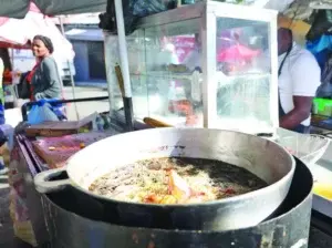 Alimentos en la calle, costumbre irresistible y muy peligrosa