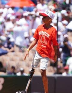 Niño especial lanza bola en serie TB-Bos