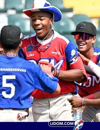 Jugadores dominicanos celebran avanzar a semifinal.