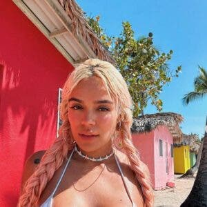 Karol G enciende redes sociales con fotos en la playa desde República Dominicana