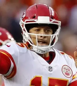 Chiefs reestructuran contrato de Mahomes