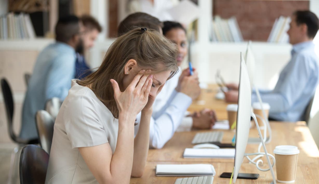 Genética y los cambios hormonales aumentan la migraña en mujeres