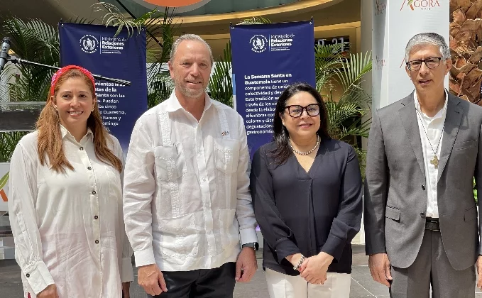 Silvia Rosales, Javier Antonio Zepeda,  Mónica Bolaños y  padre Guillermo Morales.