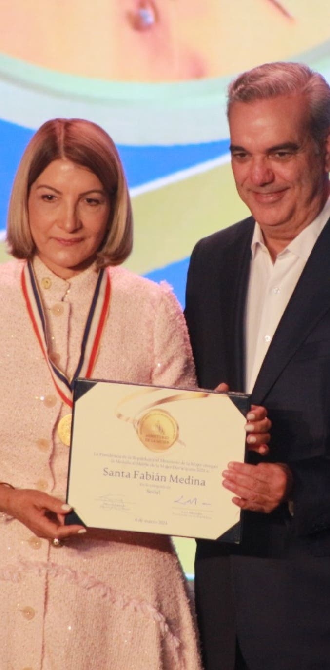 Cesarina Fabián recibe la Medalla al Mérito 2024