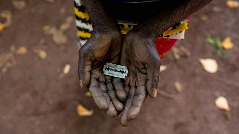 Qué es la mutilación genital femenina, dónde se practica y por qué un país africano quiere revertir su prohibición