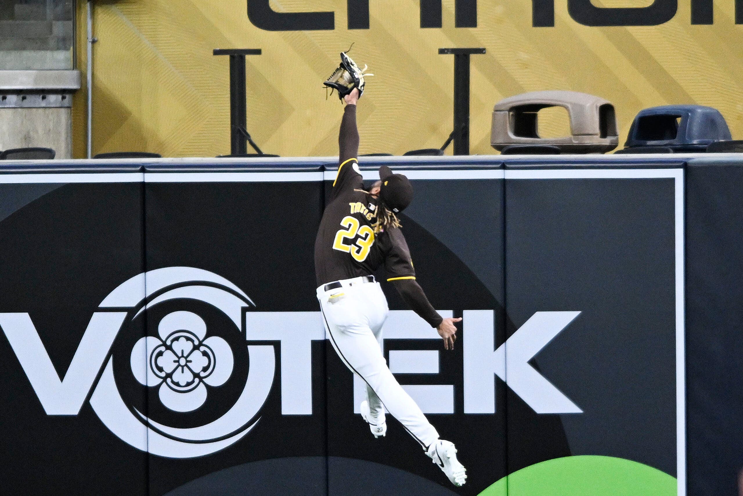 Fernando Tatis Jr. comienza a lucir su guante de platino con los Padres