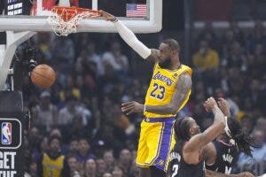 LeBron a nueve puntos de la cifra mágica de los 40 mil tantos