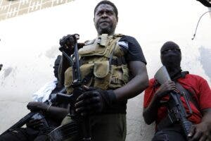 Policía de Haití combate al jefe de bandas Jimmy Cherisier tras asesinato de tres agentes