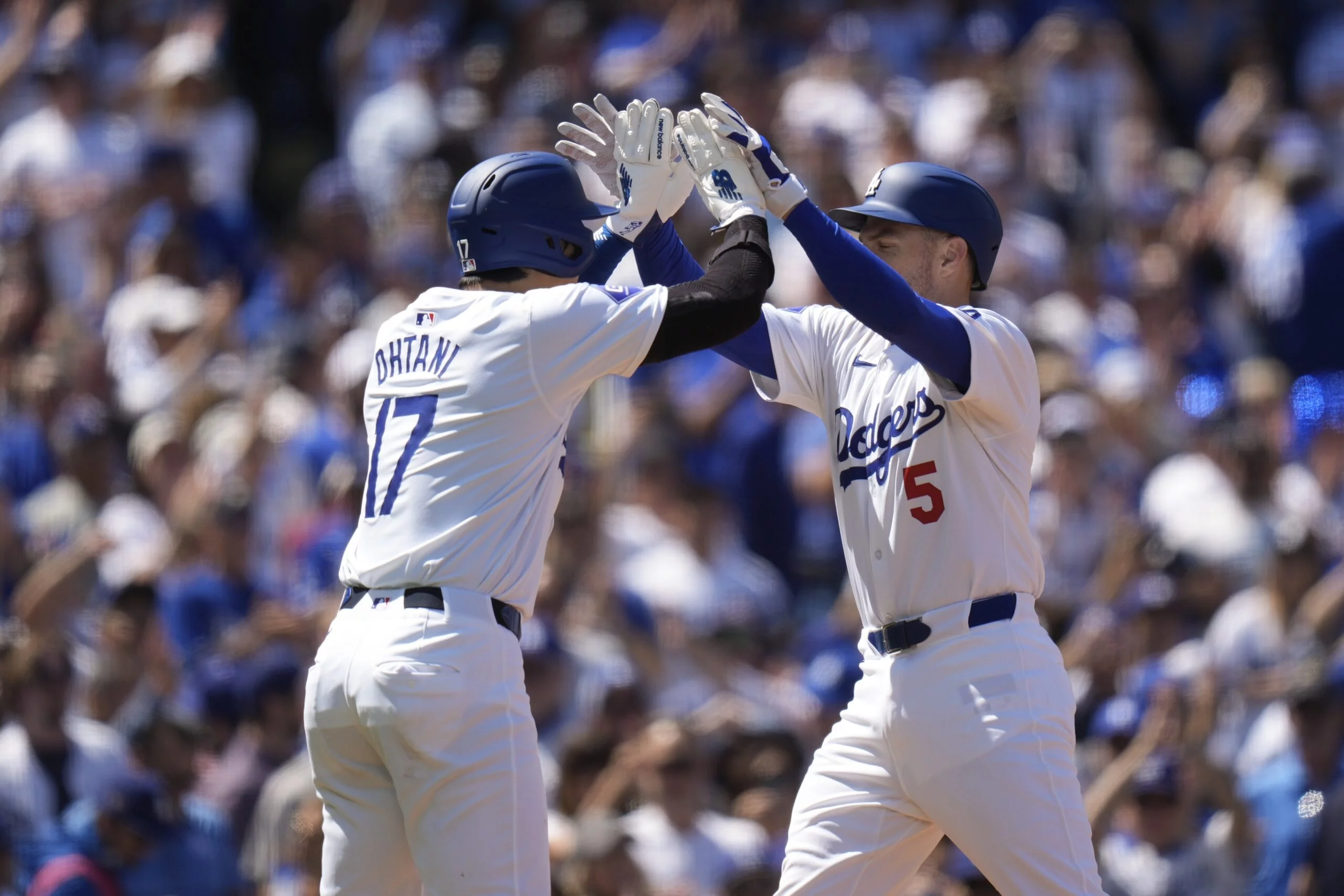 Freeman y Betts producen y los Dodgers ganan en el debut de Ohtani en Los Ángeles