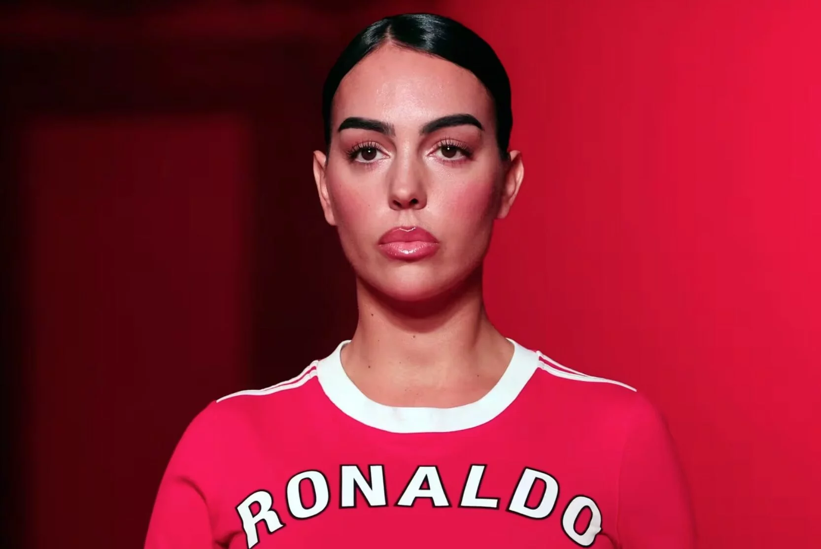 Georgina Rodríguez rindió homenaje a Cristiano Ronaldo desfilando su camiseta en la Semana de la Moda de París