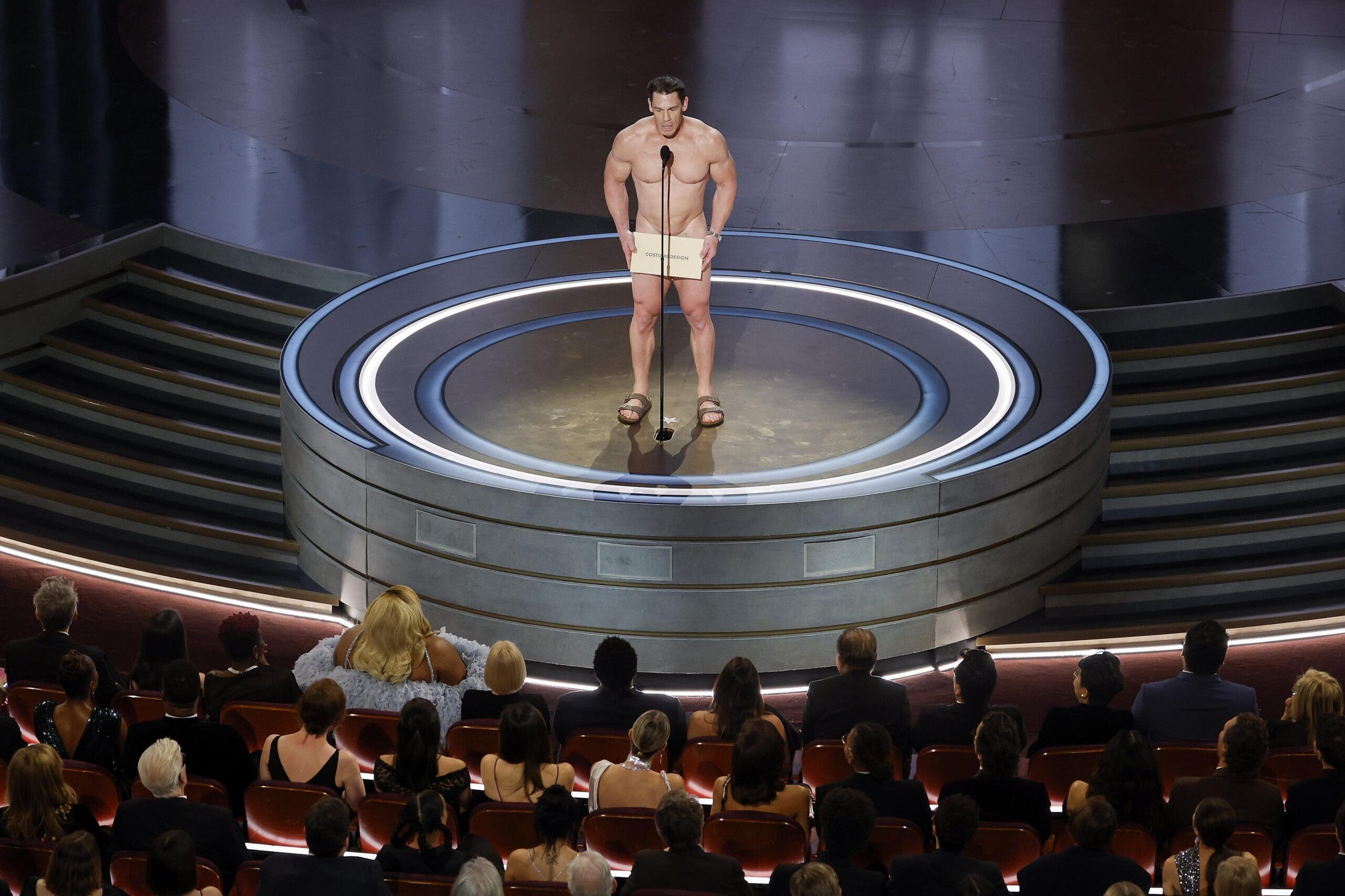 John Cena presenta el Óscar al mejor vestuario desnudo