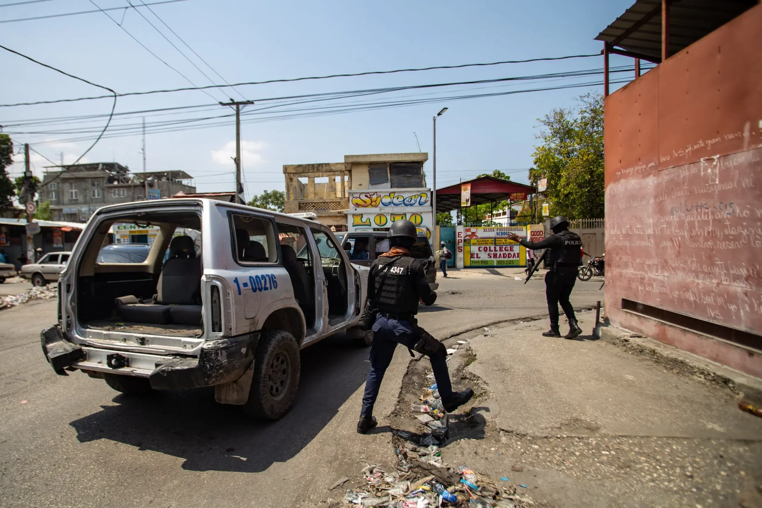 La Policía y las bandas libran intensos combates en el centro de la capital de Haití