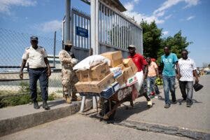 Haitianos se abastecen en República Dominicana alejados del caos de Puerto Príncipe