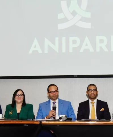 Personalidades durante el anuncio de nueva asociación.