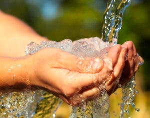 Papa lamenta que recursos para llevar el agua a todos se desvían para producir armas