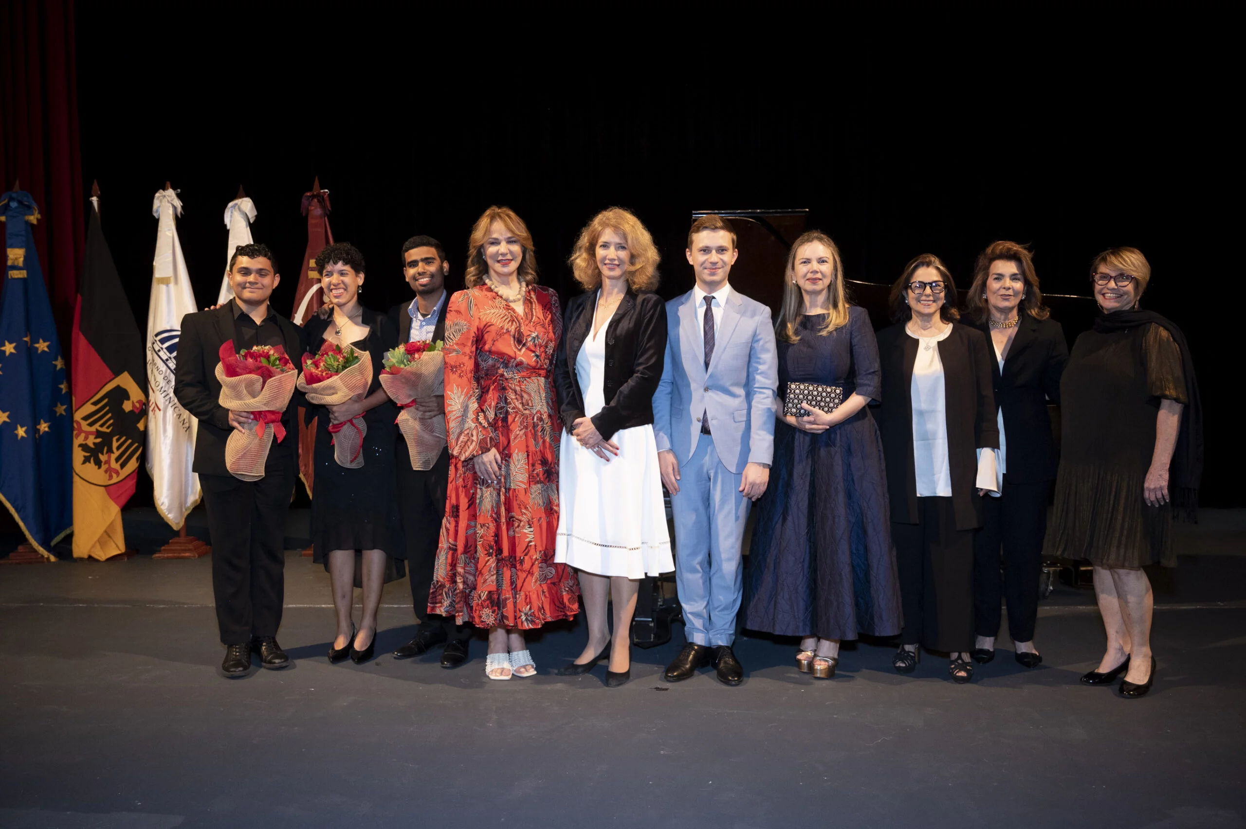– Organizadores junto a ganadores