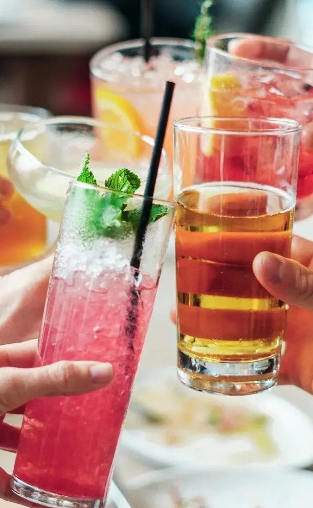 El uso crónico de alcohol  puede llevarte  a problemas hepáticos.